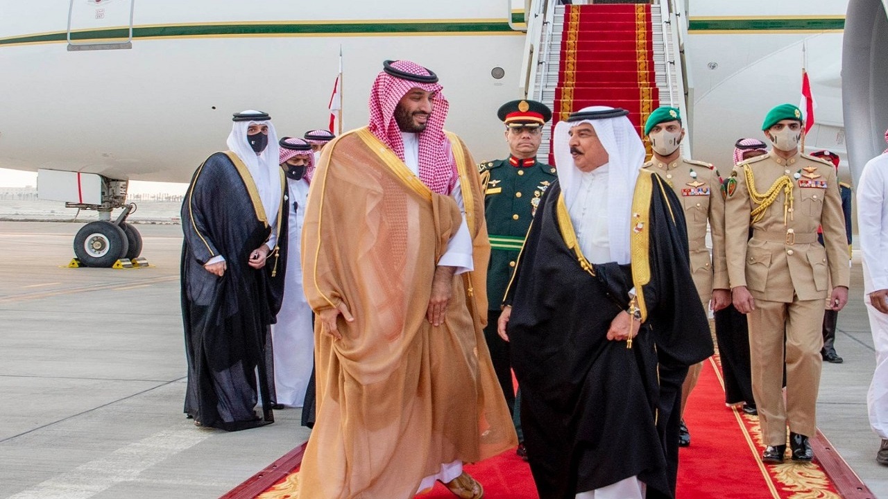 بالفيديو .. ولي العهد يصل البحرين والملك حمد في استقباله