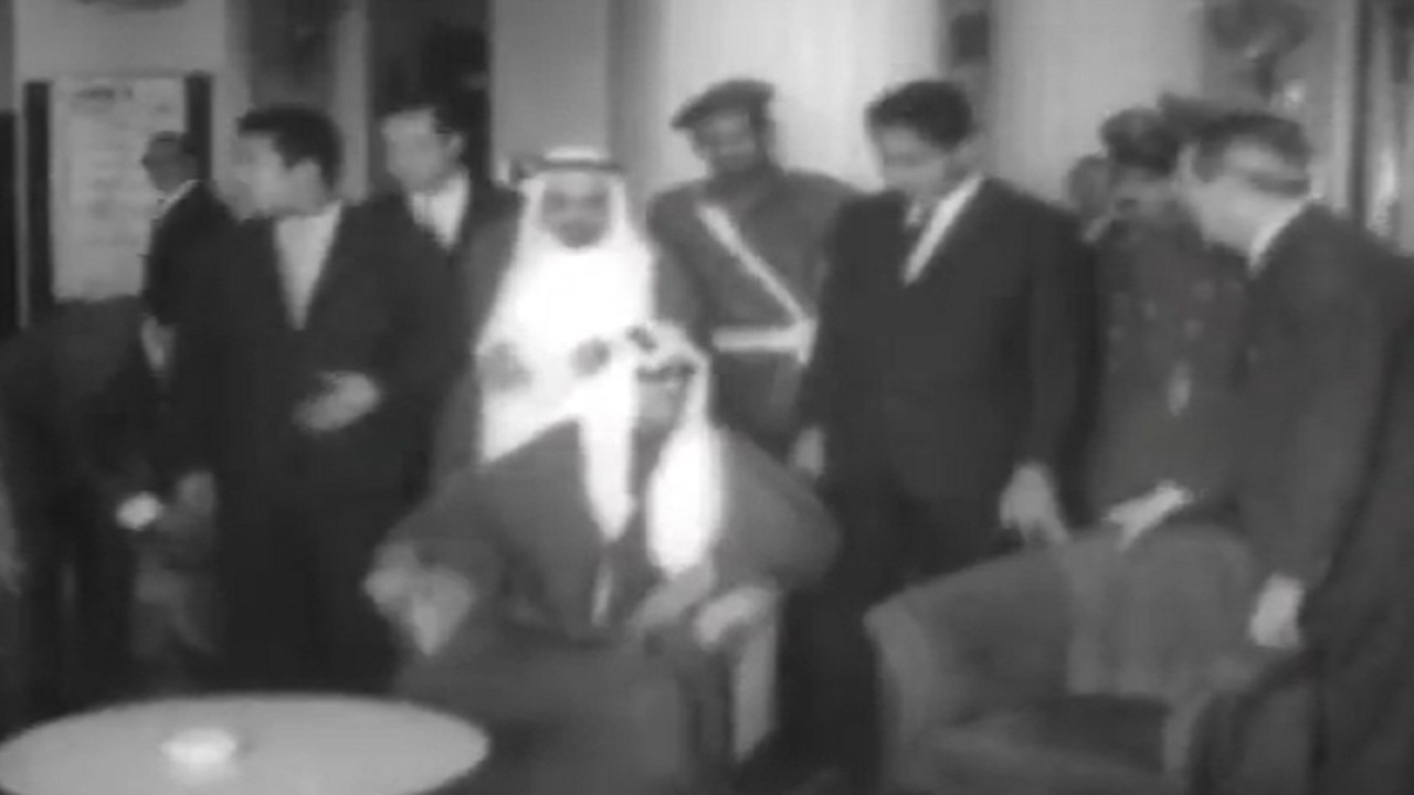 بالفيديو .. لقطات عفوية للملك سعود أثناء شربه الشاي بأحد الفنادق في فرنسا