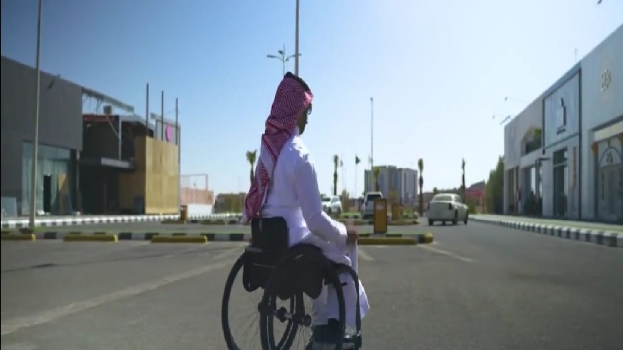 بالفيديو.. مواطن يحول كرسيه المتحرك لطاقة عطاء بعد تجاهل المقاهي للتهيئة العامة لذوي الإعاقة