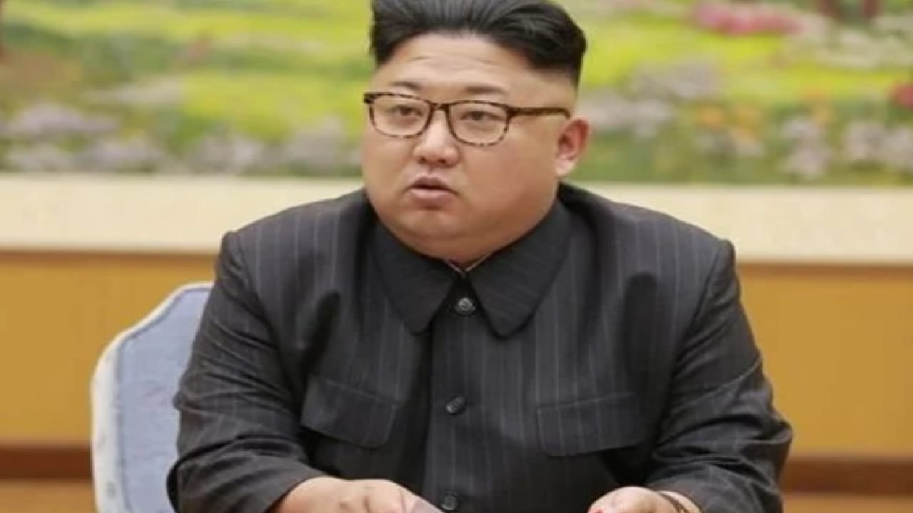 زعيم كوريا الشمالية يترك كارت تهديد للعالم بإغتيال شقيقه في مطار دولي مزدحم