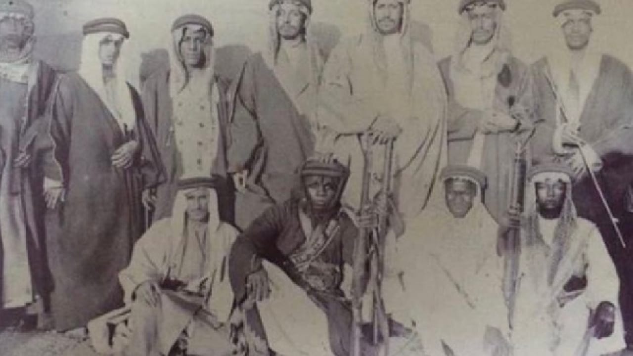 صورة نادرة تجمع الأمير سعود مع رجاله في صعده بعد السيطرة عليها منذ ٨٨ عام