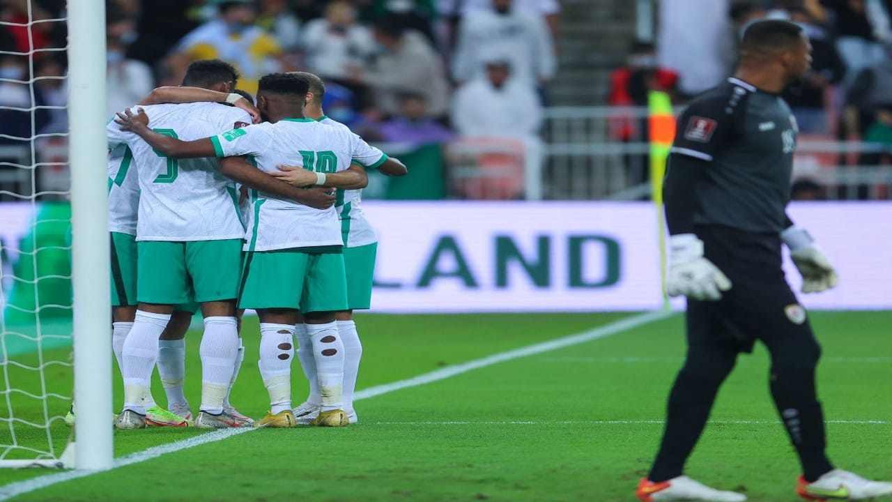 بالفيديو.. الأخضر يعزز الصدارة ويعبر عمان بهدف البريكان 