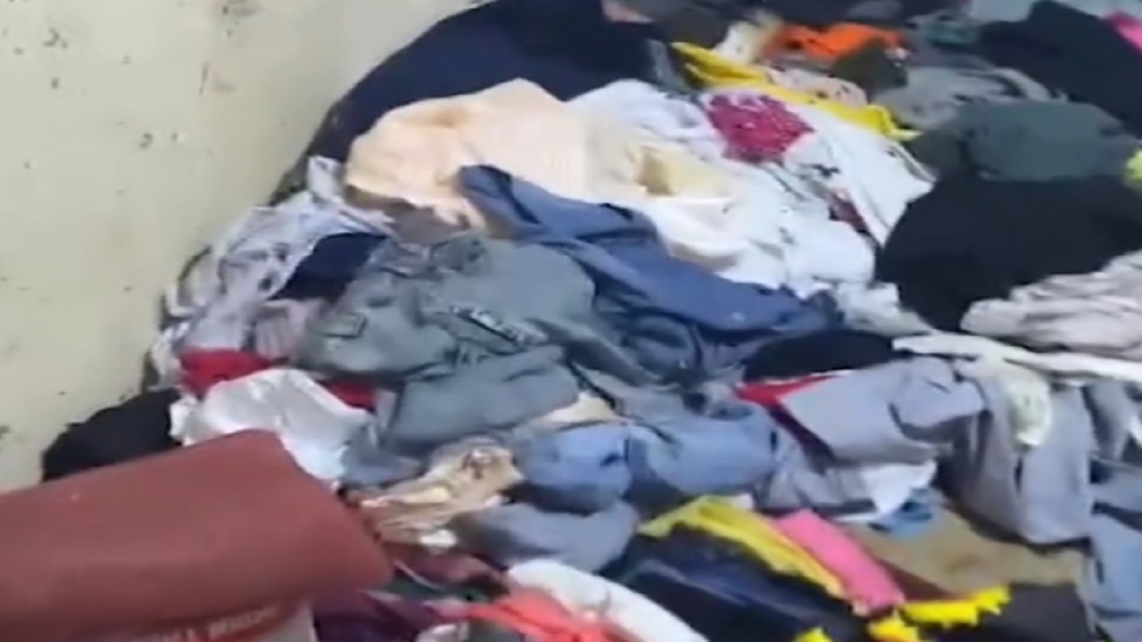 بالفيديو .. كشف عمالة سرقت ملابس من صناديق التبرعات وأخفتها في مستودع بالرياض