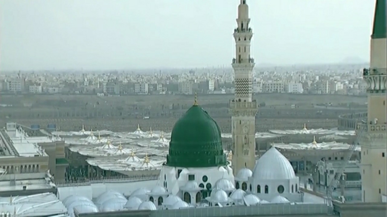 بالفيديو.. تساقط الأمطار على قبة المسجد النبوي أثناء صلاة الجمعة