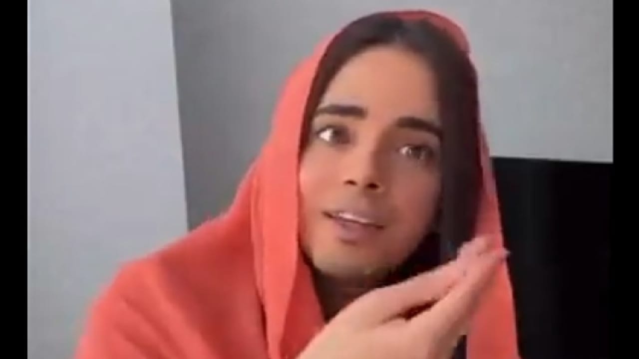 بدر خلف يشيد بالحجاب: “من يوم اتحجبت ماحد اتحرش فيني” (فيديو)