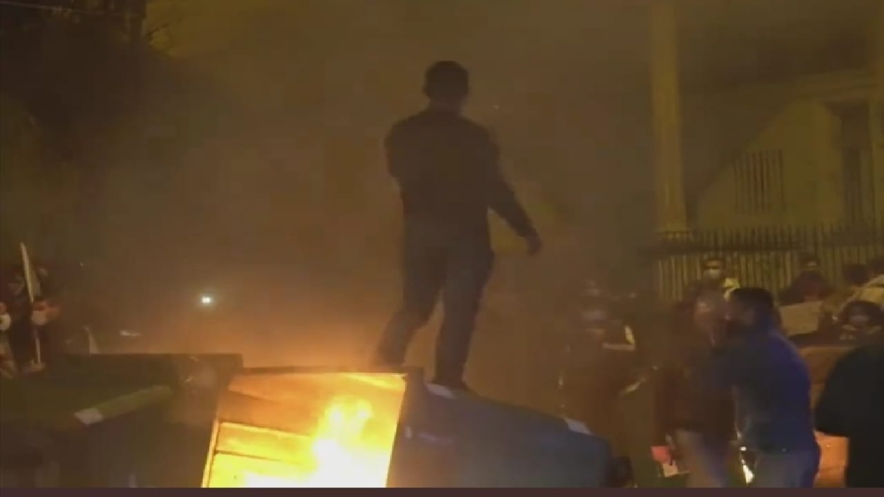 شاهد.. محاولات اقتحام وإضرام النيران بمصرف لبنان المركزي من قبل محتجين