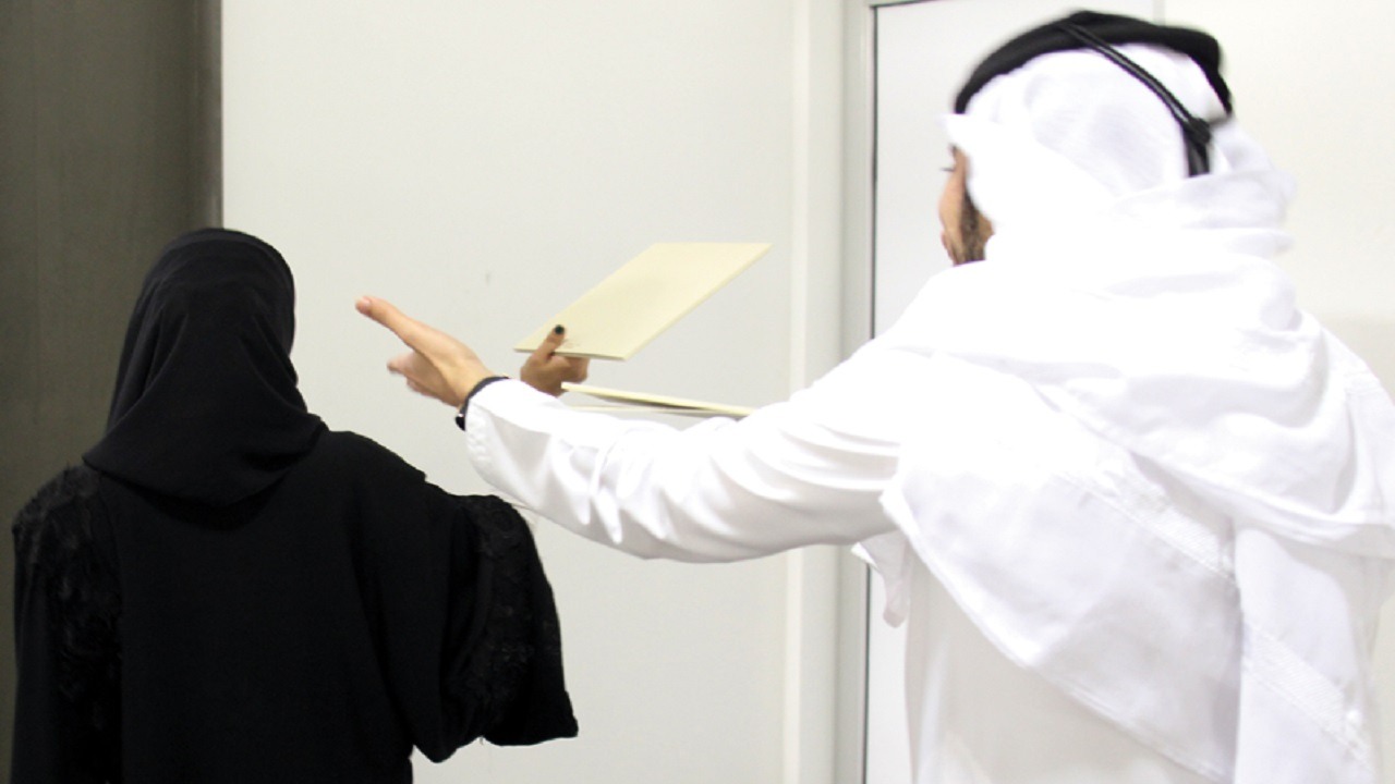 مستشار أسري يحذر الأزواج من فعل يجرىء الأطفال على والدتهم