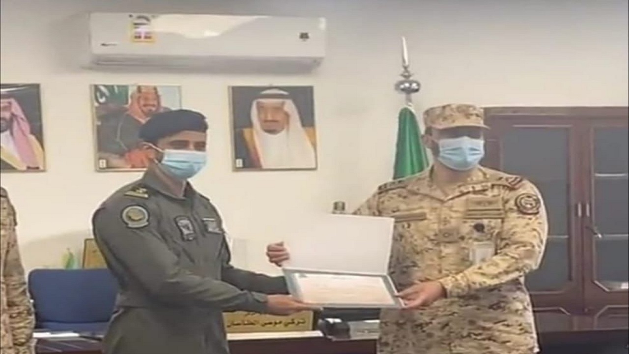 العمري يحتفي بتخرجه من قاعدة الحرس الوطني