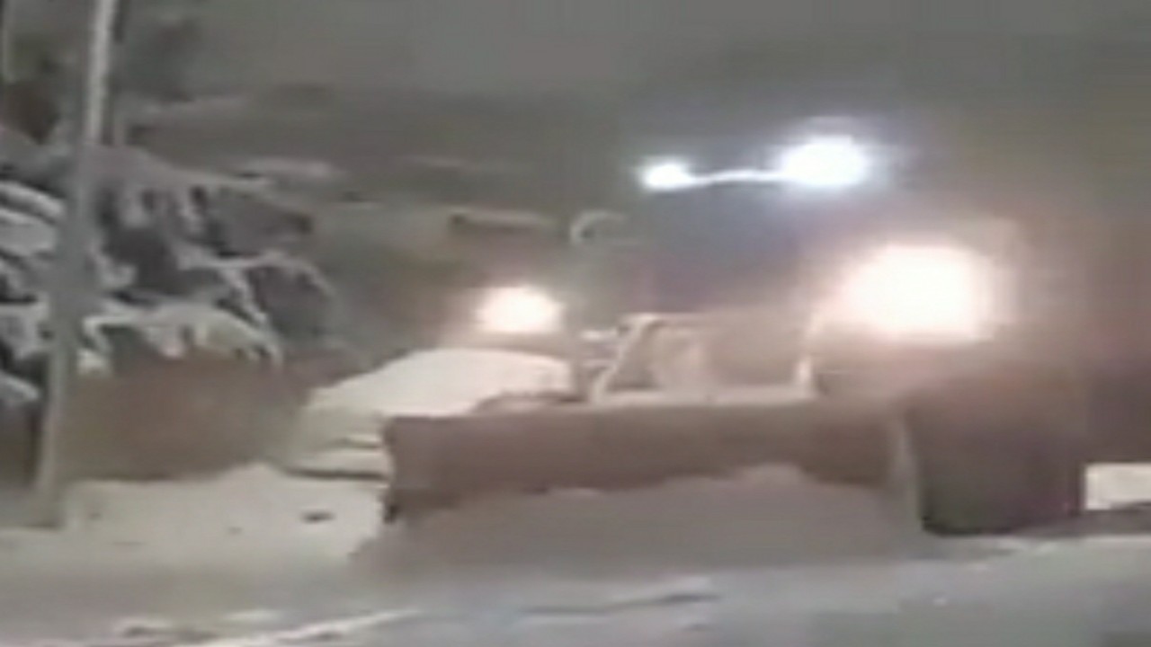 ‏بالفيديو.. سائق جرافة يفقد السيطرة عليها بالأردن