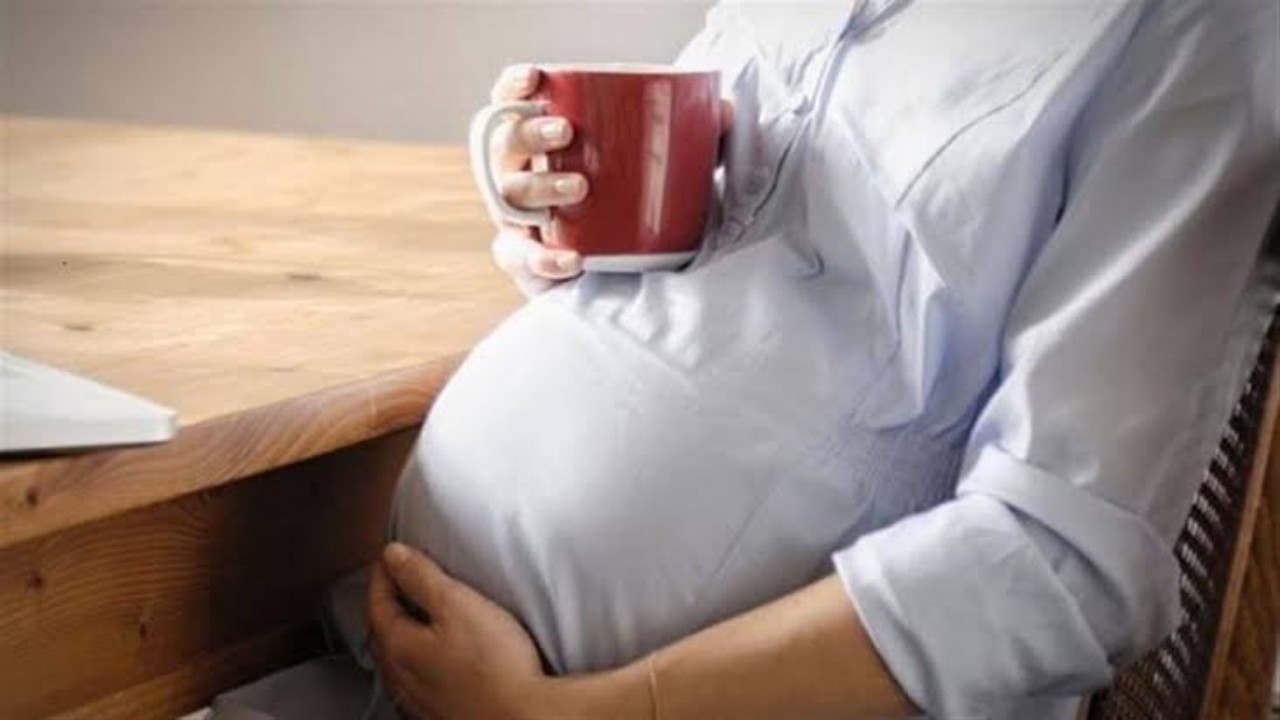مخاطر تناول الكافيين أثناء الحمل والرضاعة