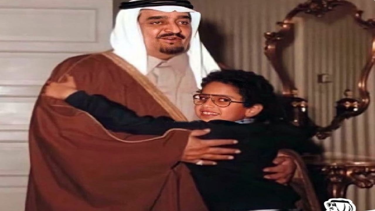 صورة نادرة للملك فهد وهو يحتضن الأمير فيصل بن تركي