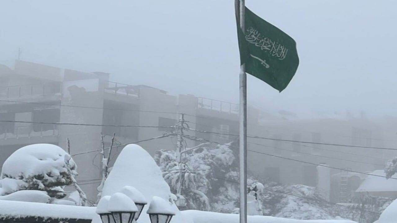 شاهد.. الثلوج تغطي المباني والأشجار بمقر سفارة المملكة في الأردن 