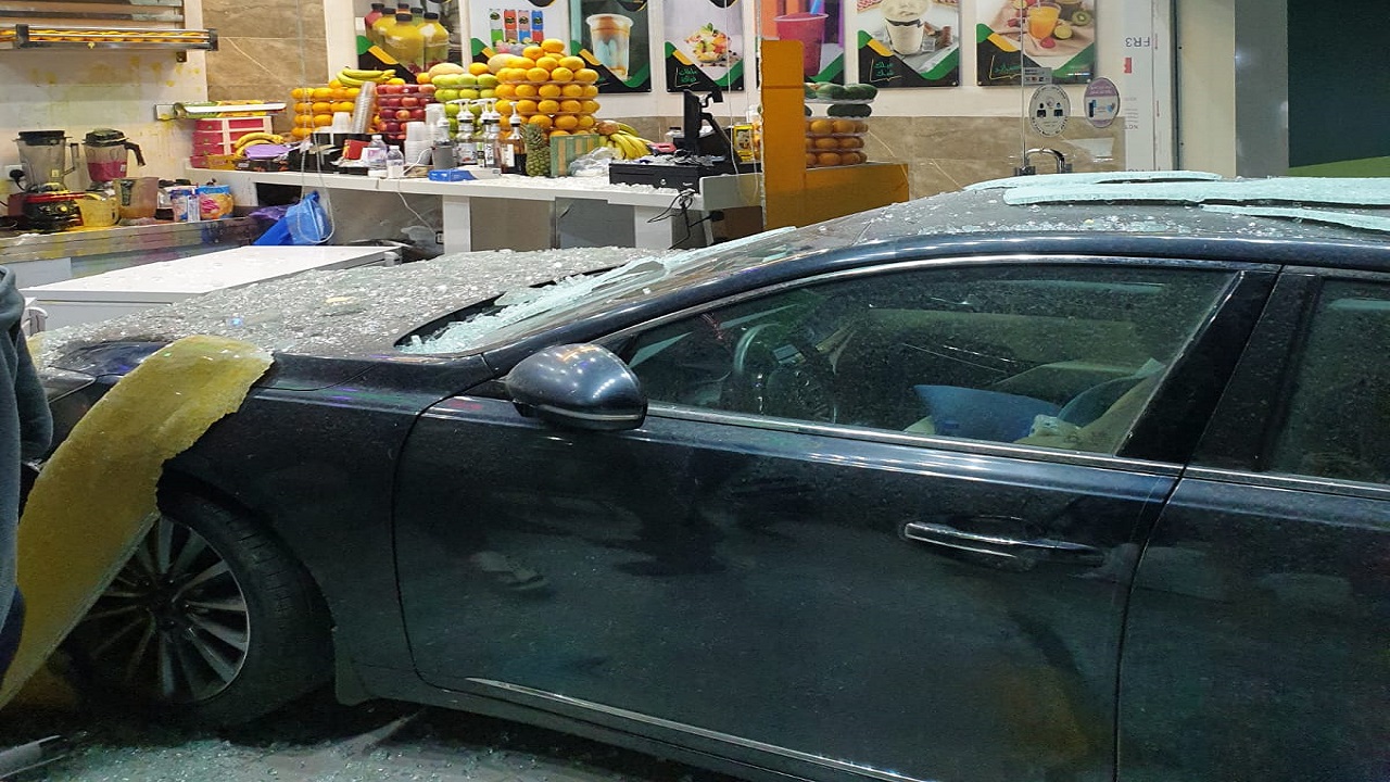 فتاة تقتحم بسيارتها محل عصائر بجدة