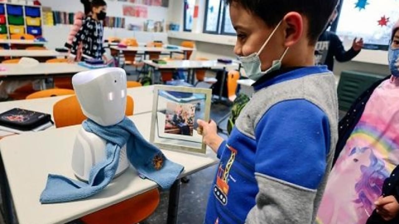روبوت يحل محل تلميذ في الذهاب إلى المدرسة بسبب مرضه