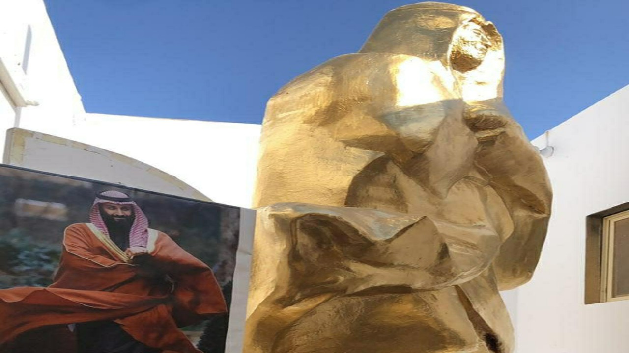 بالصور.. فنان سعودي يجسد صورة لولي العهد في منحوتة مميزة