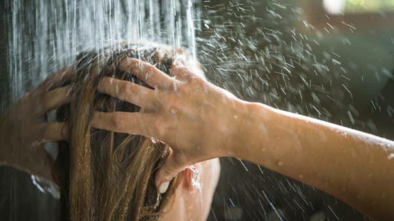 تحذير من استخدام الماء الساخن في غسل الشعر