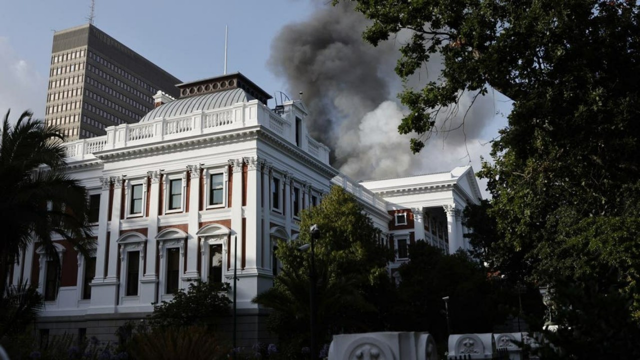 بالفيديو.. إندلاع حريق في مقر برلمان جنوب أفريقيا