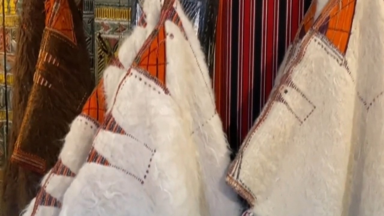 بالفيديو.. &#8220;الجُبة&#8221; لباس تقليدي يرتديه أهالي الباحة خلال فصل الشتاء