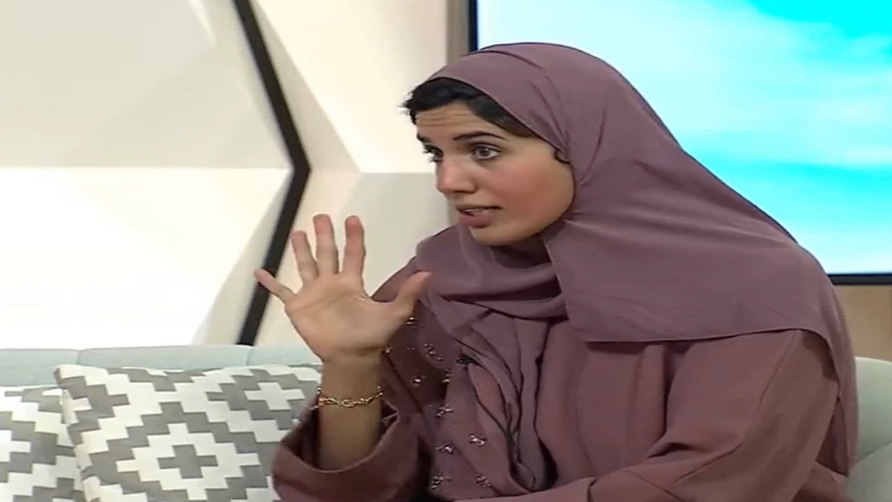 شاهد.. &#8220;رزان العجمي&#8221; أول سعودية تحصل على رخصة القفز المظلي