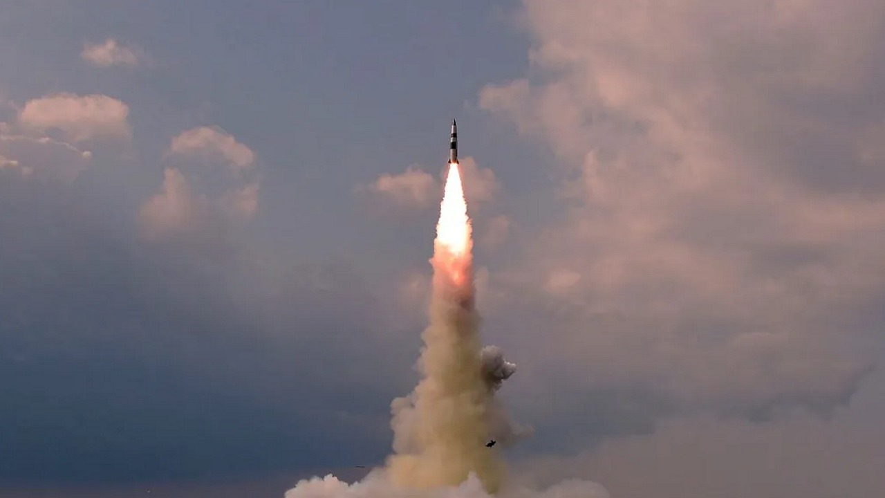 كوريا الشمالية تطلق أول صاروخ في 2022