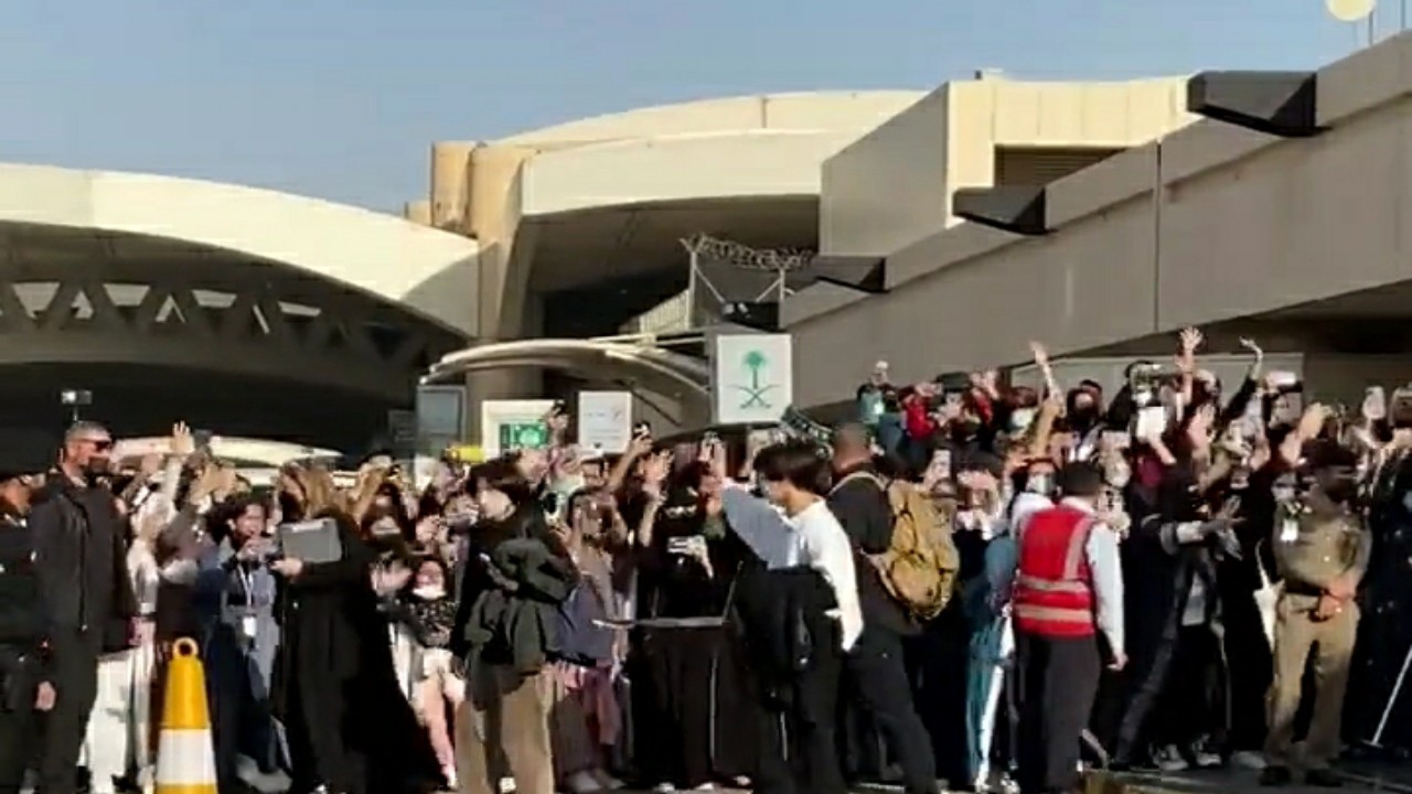 شاهد.. استقبال فرقة “ستراي كيدز” بالصراخ والورود في مطار الرياض
