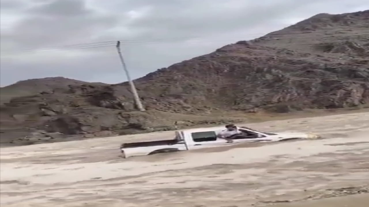 فيديو يحبس الأنفاس..  &#8220;لحظة إنقاذ مواطن عالق بسيارته وسط السيول بأعجوبة