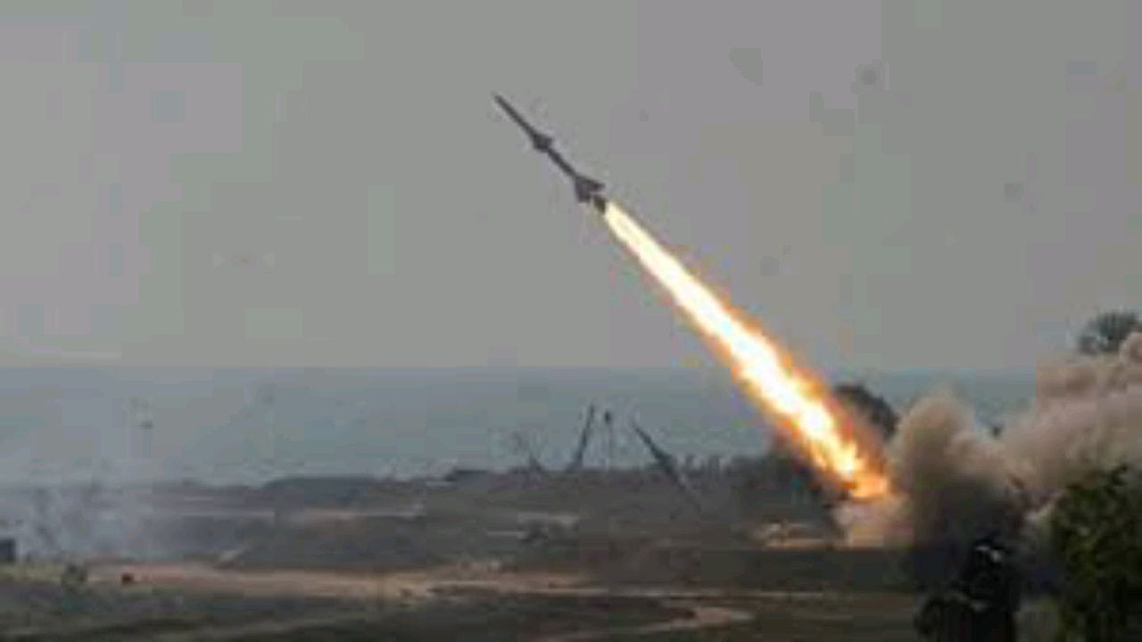 ميليشيا الحوثي تطلق صاروخًا باليستيًا على محطة وقود بشبوة