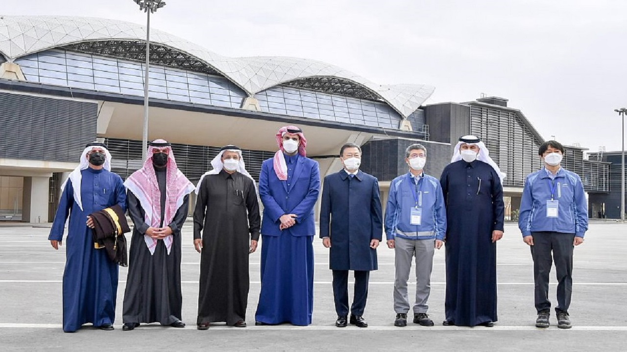 رئيس كوريا الجنوبية يزور إحدى محطات مشروع قطار الرياض