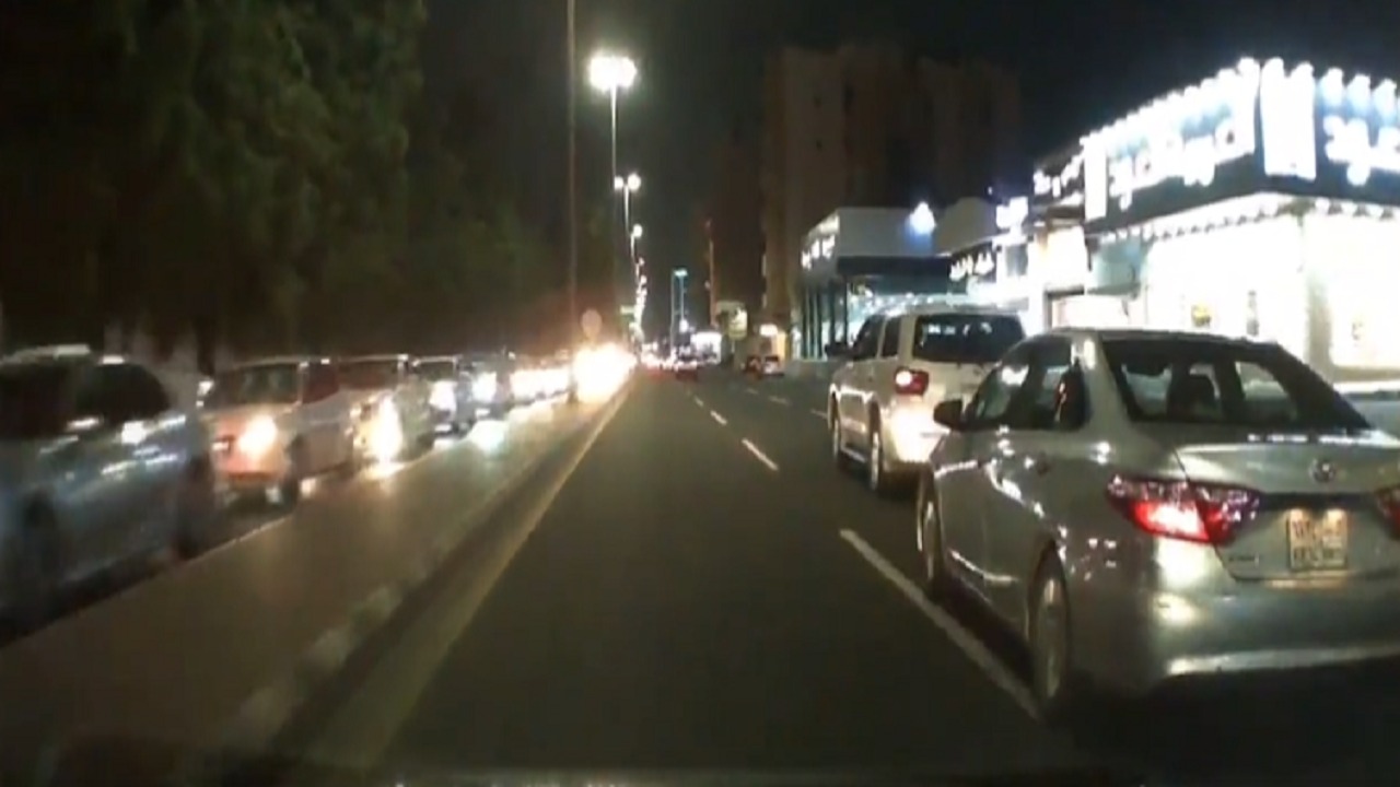 فيديو.. شخص يسير بطريقة متهورة والمرور يتفاعل