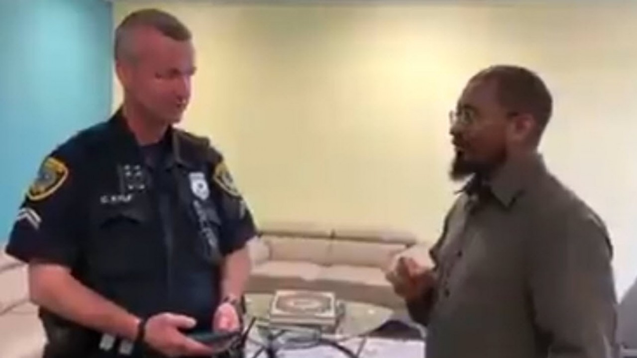 بالفيديو.. لحظة اعتناق ضابط أمريكي للإسلام