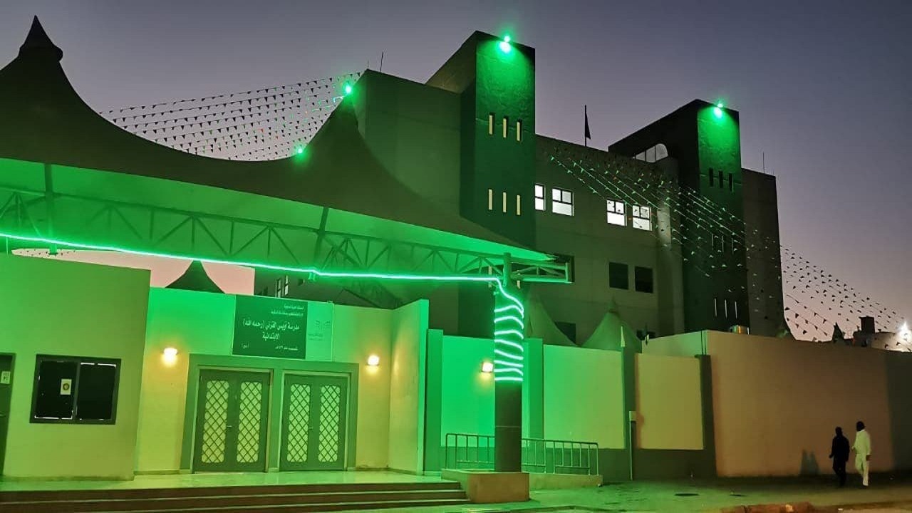 المدارس تتزين باللون الأخضر احتفاءً بعودة الدراسة الحضورية
