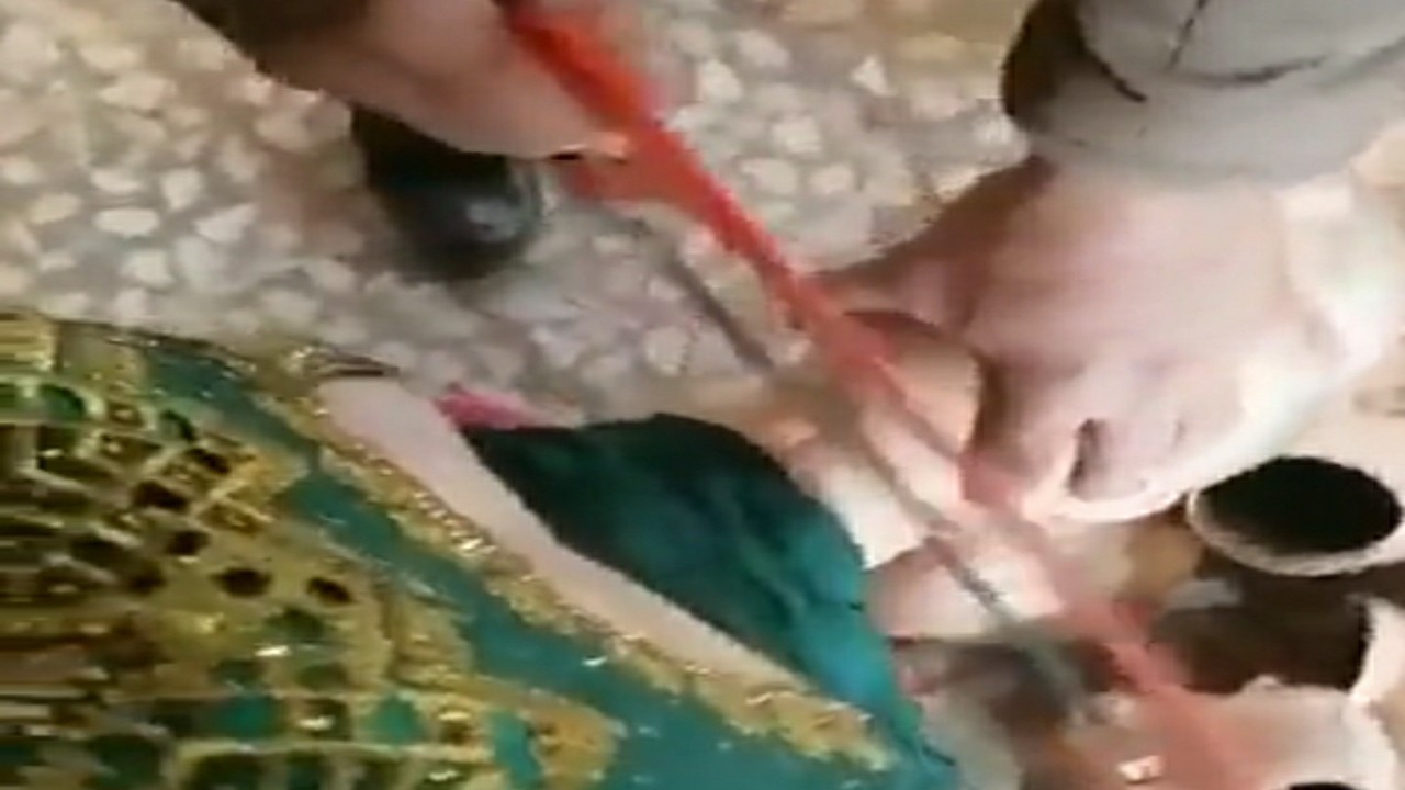 بالفيديو.. “طالبان” تقطع رأس دمى عارضات الأزياء بالمتاجر