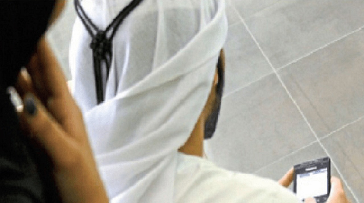 مستشار أسري يوجه رسالة للأزواج الذين يدخلون في علاقات هاتفية