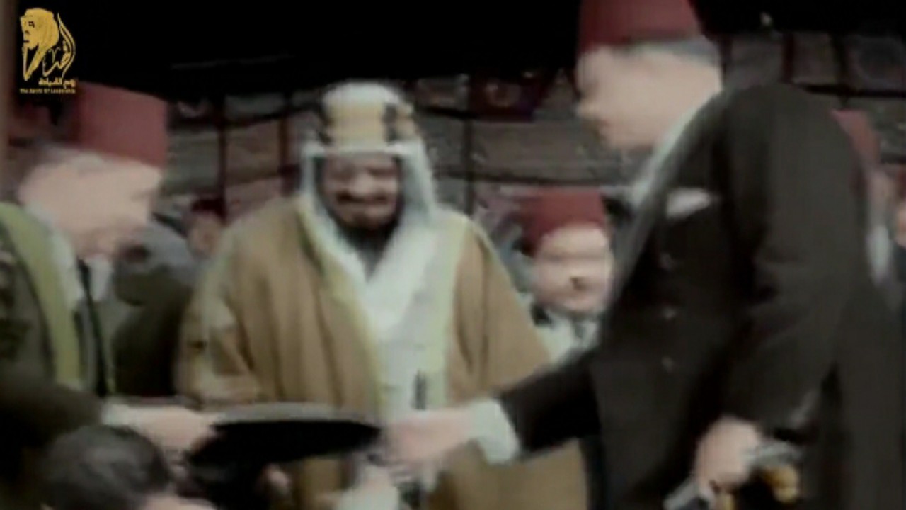 بالفيديو.. الملك فاروق يقلد الملك عبدالعزيز وأبنائه نيشان النيل