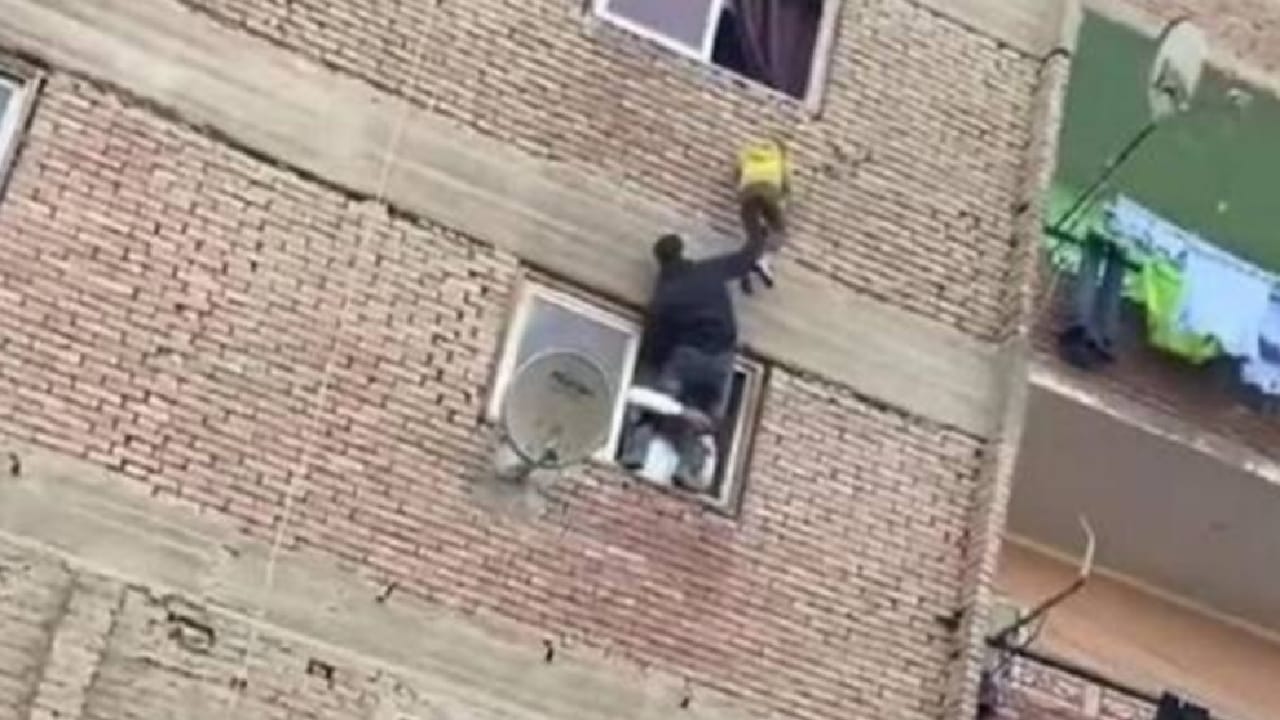 مشهد يحبس الأنفاس.. لحظة إنقاذ طفل يسقط من الطابق الثالث بأعجوبة ( فيديو)