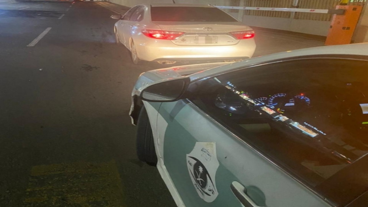 القبض على قائد مركبة لتجاوزه السيارات بشكل خطر على طريق “جدة/المدينة”