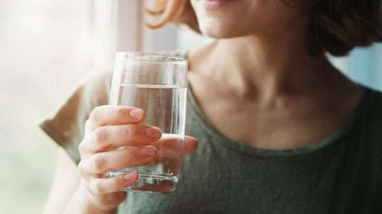 شرب الماء الحل الأمثل لتقليل التوتر وتحسين الحالة المزاجية