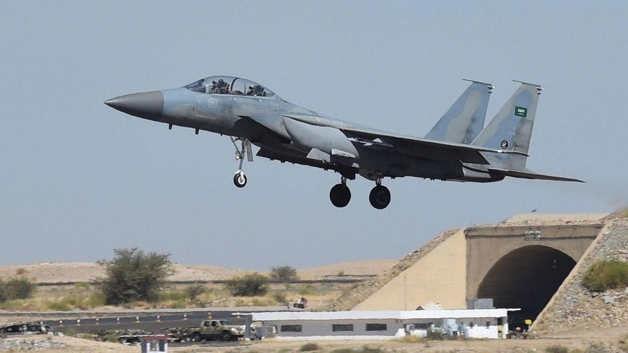 انفجارات عنيفة بمعسكرات الحوثيين بعد ضربات التحالف