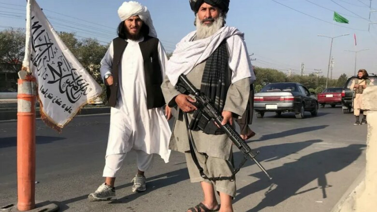 “طالبان” تفرض غرامة مالية لعدم أداء الصلاة في المسجد