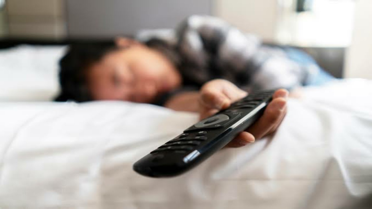 احذر.. النوم أثناء مشاهدة التلفاز يسبب مخاطر كبيرة