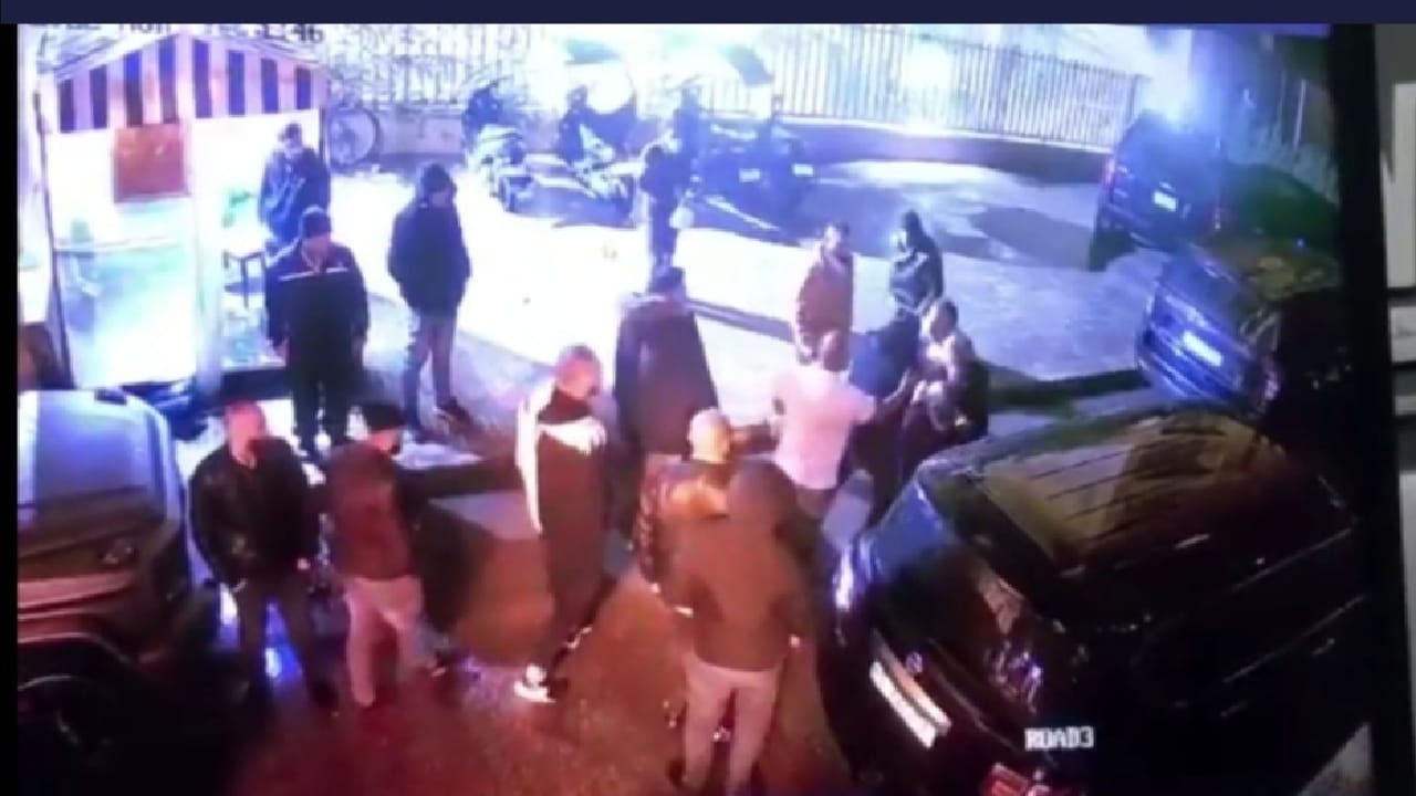 شاهد.. لحظة إطلاق النار وسقوط قتيلين أمام أحد الملاهي الليلية