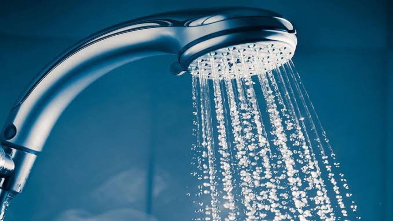 الماء الساخن أثناء الاستحمام يهدد بالإصابة بـ “الصلع”