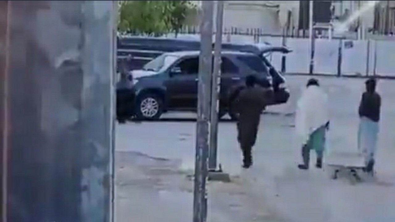 ‏بالفيديو.. سرقة سيارة مواطن أمام عينيه في الرياض