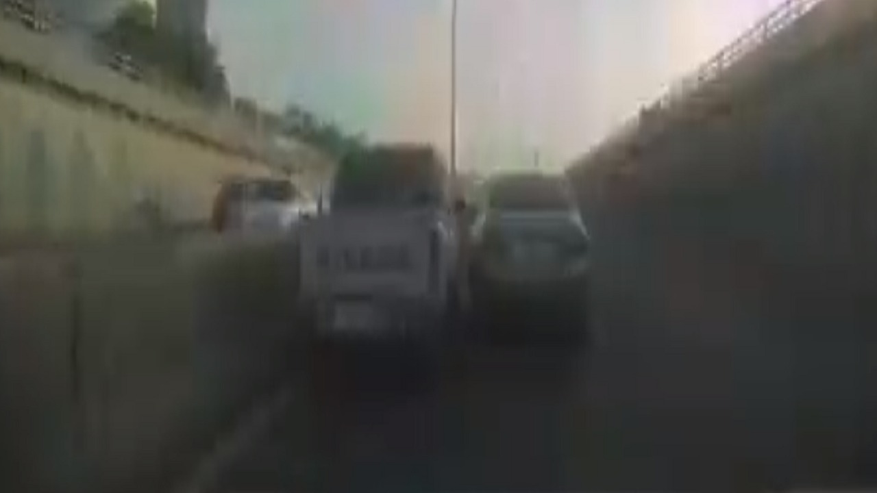 بالفيديو..نزاع بين مركبتين حول ملكية المسار الأيسر على إحدى الطرق