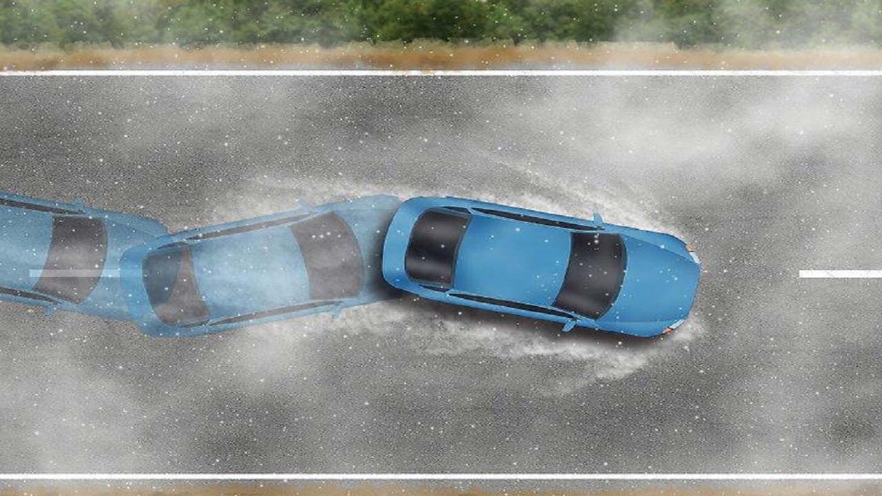 أسباب انزلاق السيارات أثناء هطول الأمطار (فيديو)