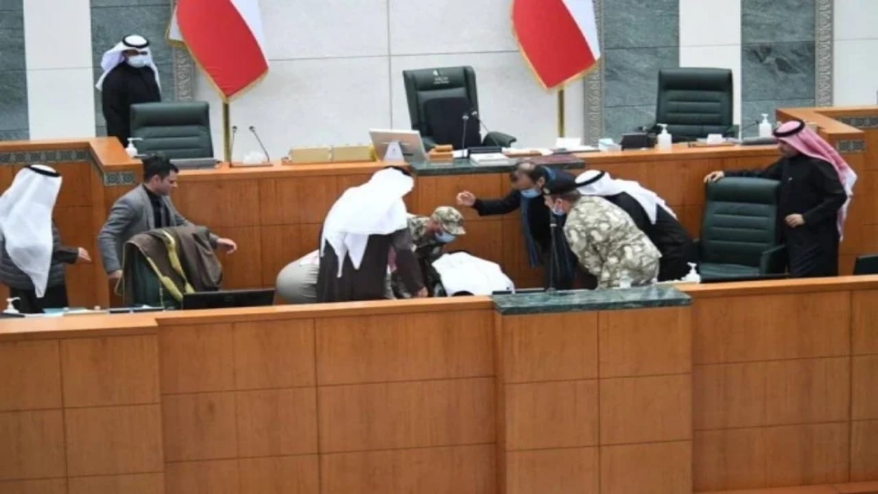 إغماء الأمين العام لمجلس الأمة الكويتي أثناء الجلسة