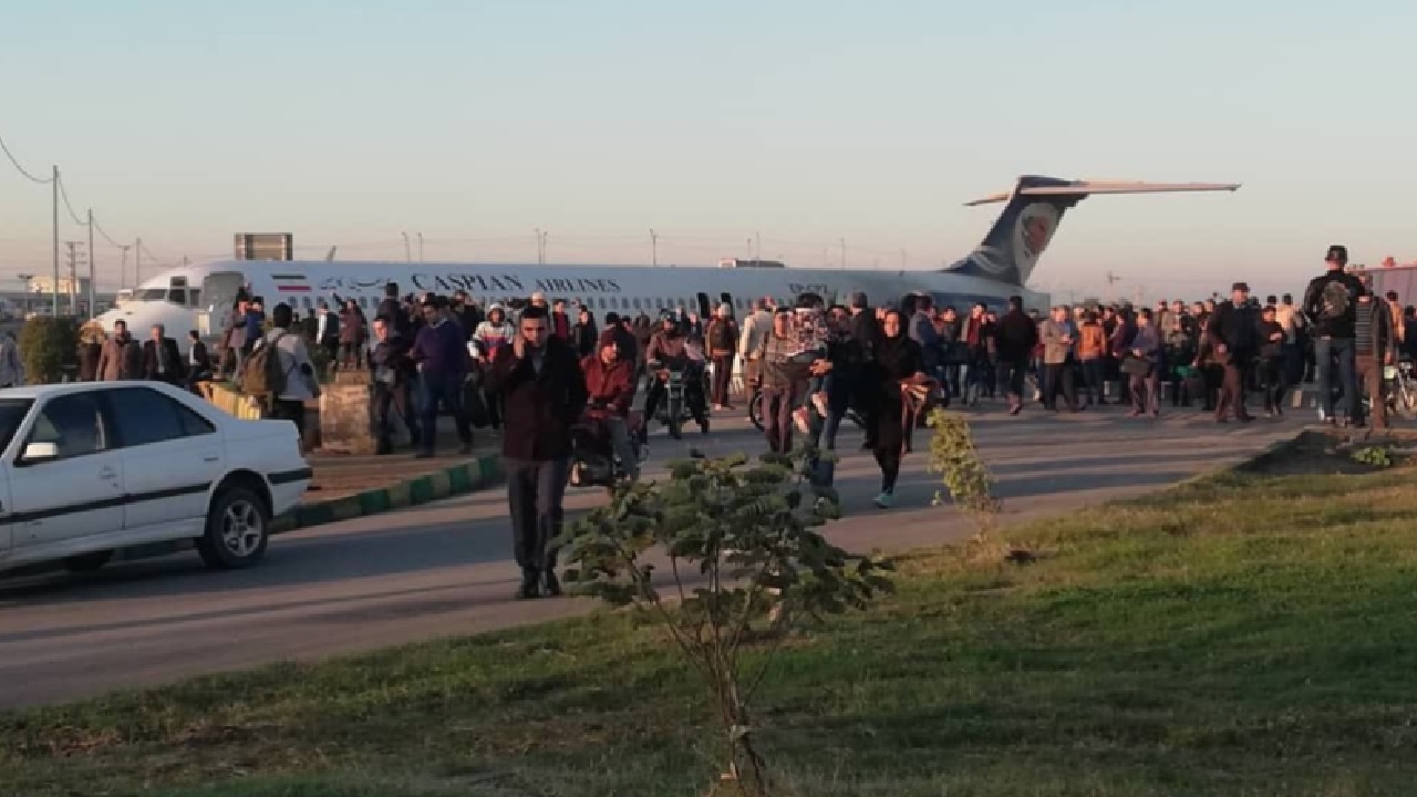 بالفيديو .. طائرة إيرانية تهبط في طريق عام