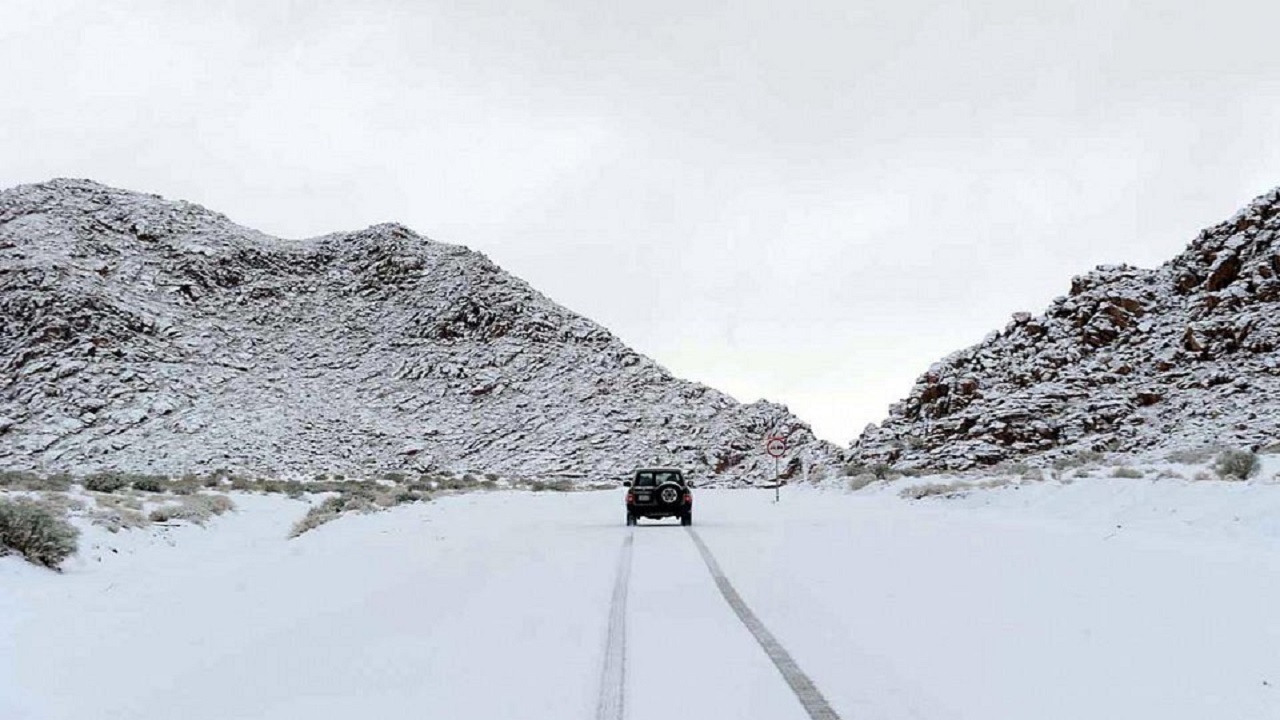 تساقط الثلوج على جبل اللوز ومركز علقان