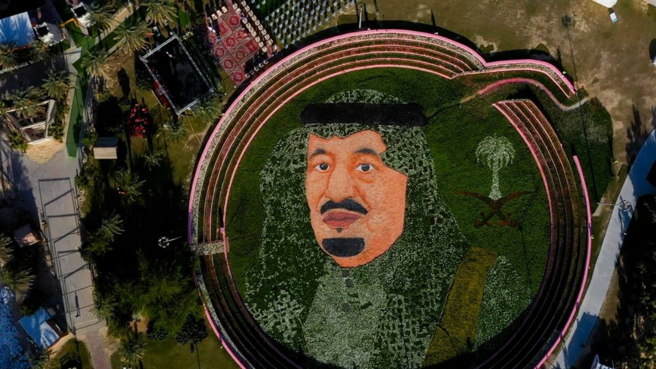 صورة ضخمة للملك سلمان بالأزهار في الأحساء