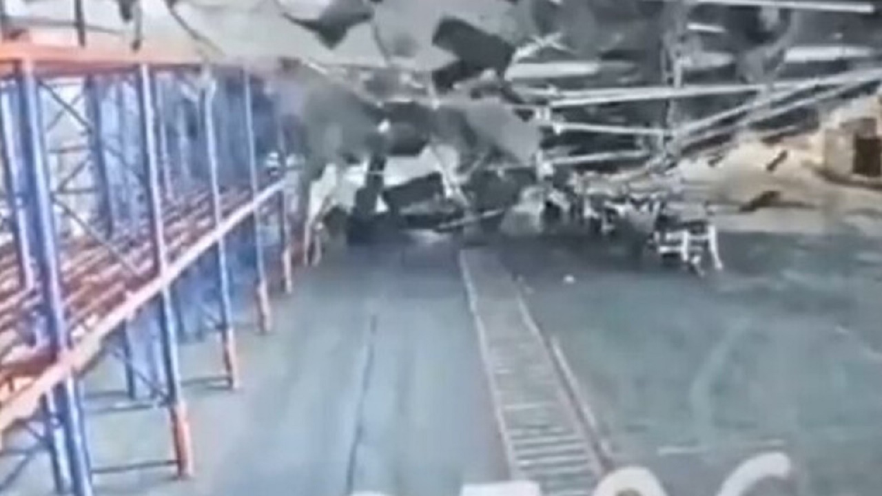 بالفيديو.. انهيار سقف محطة الشحن في مطار اسطنبول